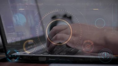 Dizüstü bilgisayarda birden fazla ortam grafik simgesiyle yazan kadın