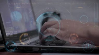 İş adamı ekranda finansal diyagramı olan bir dizüstü bilgisayar kullanıyor.