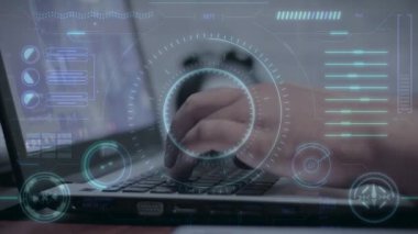 Klavyede dizüstü bilgisayarı olan bir iş adamı.