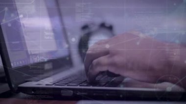 Gün batımında kar ve dağlarla kaplı dağ manzarası