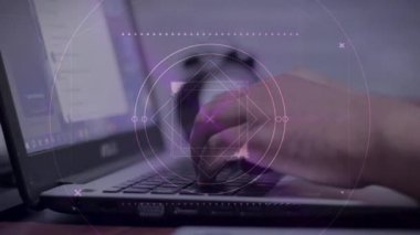 Bilgisayar klavyesinde yazan iş adamı