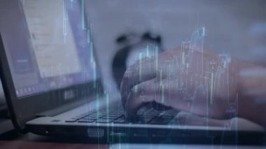 Dizüstü bilgisayarda yazan kadın