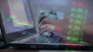 Kadın dizüstü bilgisayar kullanıyor ve el ele tutuşuyor