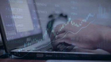 İş kadını ellerinin bilgisayar ve ön x çizelge hologramı çizimlerinde çifte pozlama. Mali analiz kavramı.