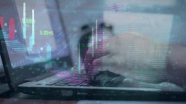 Bilgisayarda ve finansal grafik hologramında yazı yazan kadın ellerine çok maruz kalmış. Borsa analizi kavramı.