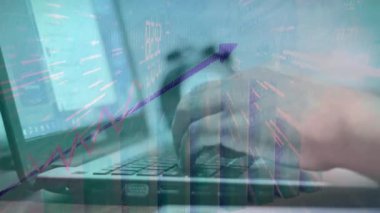 Ofisteki bilgisayarın arka planında çalışan iş adamlarıyla ön plan çizelgesi. Çalışkanlık kavramı. çok pozlama