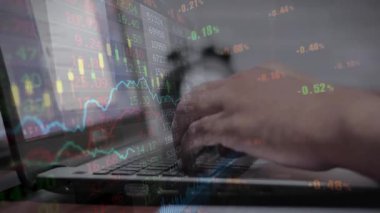 Dizüstü bilgisayar kullanarak soyut elde borsa grafiği