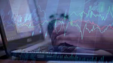 İş kadını ellerinin bilgisayar ve ön x çizelge hologramı çizimlerinde çifte pozlama. Mali analiz kavramı.