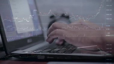 Dizüstü bilgisayarla çalışan işadamının çifte görüntüsü