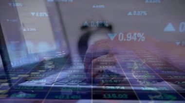 İş adamı dizüstü bilgisayar kullanıyor