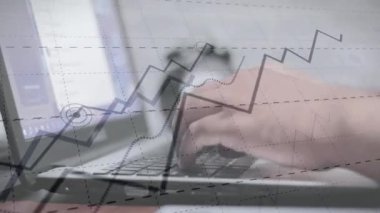 Kadın dizüstü bilgisayar kullanıyor ve grafik tutuyor.