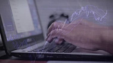 Bilgisayar bilgisayarındaki borsa verilerini analiz eden bir iş adamı. pre-x ticaret kavramı