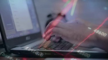 İşadamı finansal verileri analiz etmek ve borsa, iş konseptini pazarlamak için dizüstü bilgisayar kullanıyor.