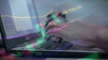 Bilgisayarda ve ön x grafik hologram çiziminde kadın eli yazarken çift pozlama. Borsa yatırım kavramı.