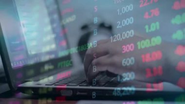 Monitörde bilgisayar olan borsa ticaret grafiği