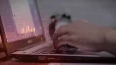 İş kadınlarının bilgisayar ve ön grafik hologram çizimlerini yazarken çift pozlama. Mali analiz kavramı.