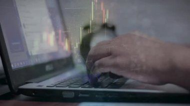 Ofiste dizüstü bilgisayar klavyesinde yazan kadın ellerini kapat.