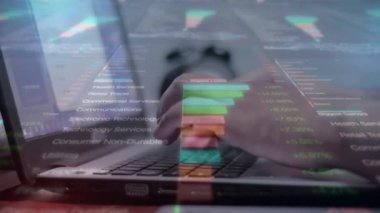 Bilgisayarda ve ön x grafik hologram çiziminde kadın eli yazarken çift pozlama. Borsa yatırım kavramı.