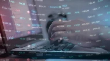 Dizüstü bilgisayarda, araştırma ve stratejide soyut yaratıcı finansal grafiğin iki katına çıkarılması