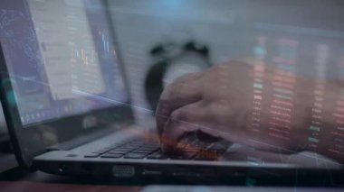 İş kadını ellerinin bilgisayar ve ön x çizelge hologramı çizimlerinde çifte pozlama. Mali analiz kavramı.