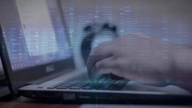 Özgeçmiş, araştırma ve strateji kavramında dizüstü bilgisayarda el yazısıyla soyut yaratıcı finansal verilerin iki katına çıkarılması