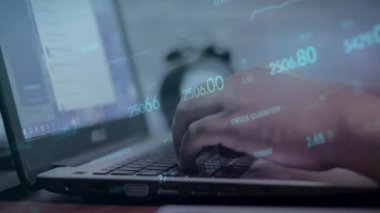 Klavye yazan ve birden fazla pozlama içinde finansal grafikleri analiz eden iş adamı