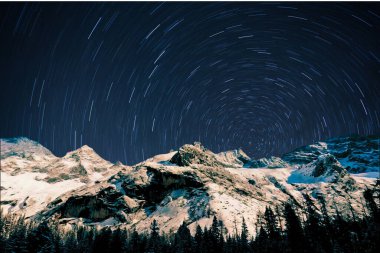 Yıldızlı ve dağlı güzel bir manzara.