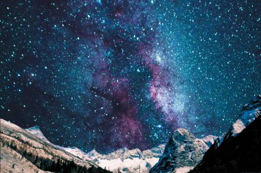 Gece gökyüzünde yıldızlar olan güzel dağ manzarası