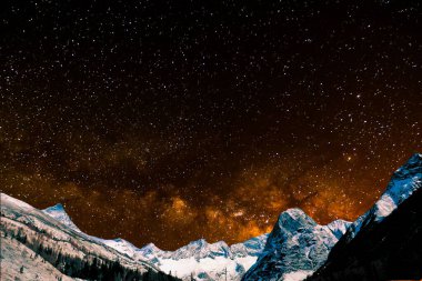 Dağlar ve karla kaplı güzel bir manzara.