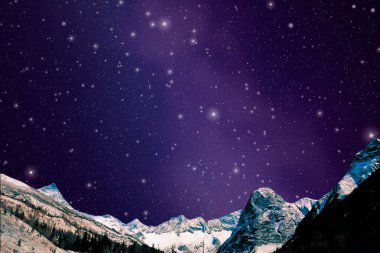 Yıldızlı ve karlı gece göğü