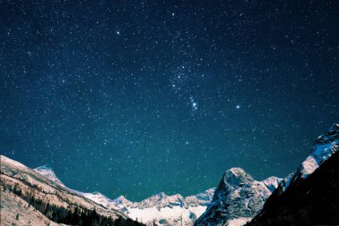 Yıldızlar ve Samanyolu ile yıldızlı gece