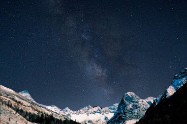 Dağlarda gece gökyüzü