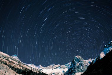 İtalyan Alplerinde karlı bir manzaranın gece çekimi.