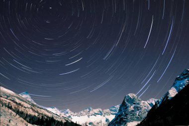 Yıldızlı gece kar ve yıldızlı gökyüzü