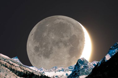 Dağın tepesinde dolunay var.