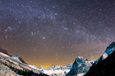 Dağlar ve karla kaplı güzel bir manzara.