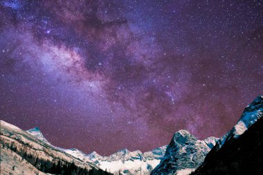 Yıldızlı ve samanyolu güzel gece gökyüzü