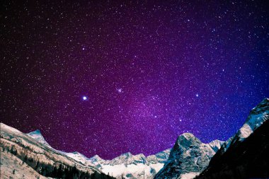 Kafkasların dağlarında akşam vakti gökyüzü ve kar.