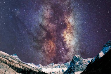 Gecenin karanlığında samanyolu