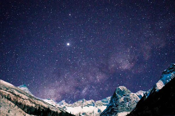 Yıldızlı ve samanyolu güzel gece gökyüzü