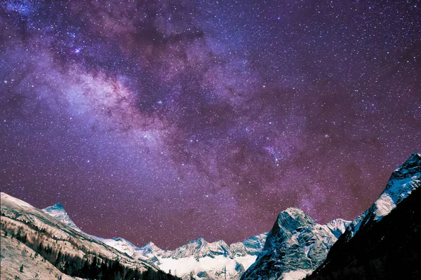 Yıldızlı ve samanyolu güzel gece gökyüzü