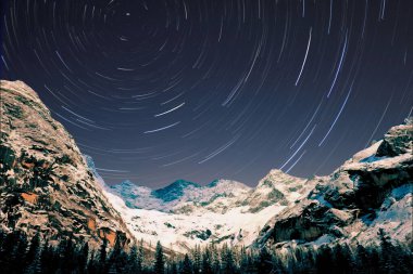 Dağları ve yıldızları olan güzel bir manzara.