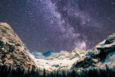 Kışın karla kaplı dağlarla kaplı gece manzarası