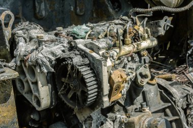 Yangından sonra yanmış bir minivan motoru 