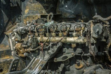 Yangından sonra yanmış bir minivan motoru 