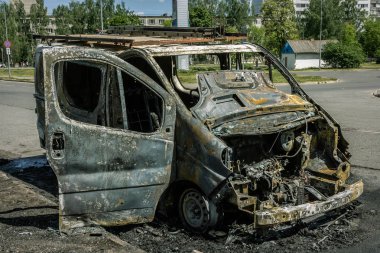Tamamen yanmış minibüs şehir yolda