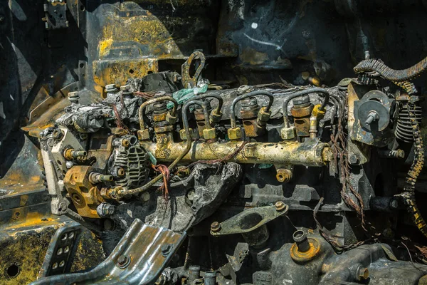 Yangından sonra yanmış bir minivan motoru 