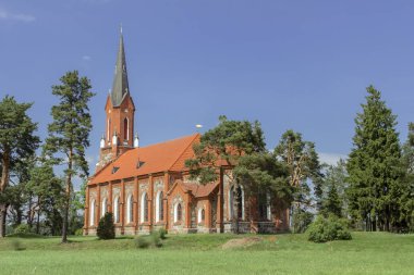 Veleni, Letonya yaz güneşli günde Lutheran kırmızı kilise