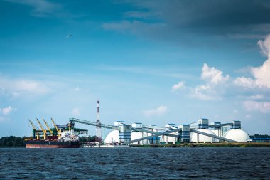 Riga, Letonya terminal yağda bulutlu gün yaz, manzara yükleme iş gemi