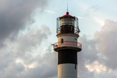 Yaz akşamları Riga'da liman girişinde deniz feneri